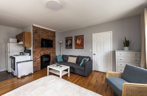 Beacon Apartment | Cozy Beacon Studio /creekiside walk to Main St/backyard with fire pit