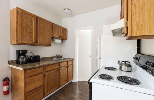 Beacon Apartment | Cozy Beacon Studio /creekiside walk to Main St/backyard with fire pit
