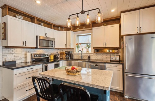 Perry House | Cozy “Book Barn” Boutique Cottage on Sought after Bay Lake with Sauna.