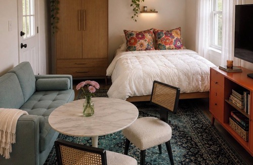 Greenwich Apartment | Cozy Boutique Studio Bedroom Retreat