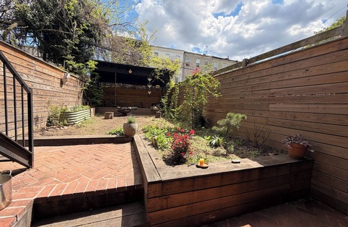 Bushwick House | Cozy Brooklyn 1BR with Lush Backyard. Sleeps 4. Near L & J ,30 mins to manhattan
