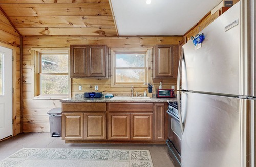 Jeffersonville Cabin | Cozy cabin close to Smuggler's Notch w/firepit, gas grill, trail to river, wifi