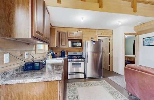 Jeffersonville Cabin | Cozy cabin close to Smuggler's Notch w/firepit, gas grill, trail to river, wifi