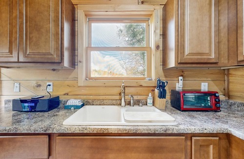 Jeffersonville Cabin | Cozy cabin close to Smuggler's Notch w/firepit, gas grill, trail to river, wifi