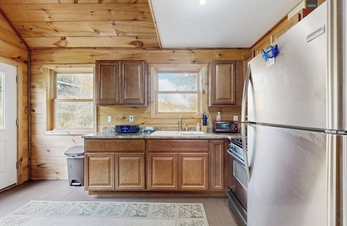 Jeffersonville Cabin | Cozy cabin close to Smuggler's Notch w/firepit, gas grill, trail to river, wifi