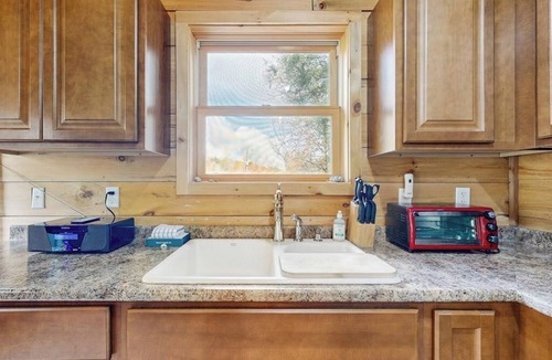 Jeffersonville Cabin | Cozy cabin close to Smuggler's Notch w/firepit, gas grill, trail to river, wifi