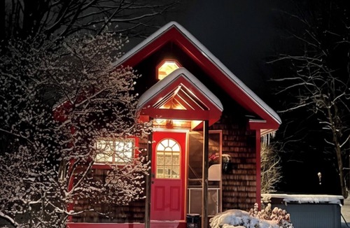 Northfield Cabin | Cozy Cabin + Hot Tub 30mins to Lakes & Trails