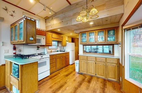 Belmont Cabin | Cozy cabin w/mountain view, close to skiing, dog friendly, firepit, deck, wifi