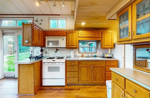 Belmont Cabin | Cozy cabin w/mountain view, close to skiing, dog friendly, firepit, deck, wifi