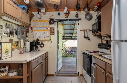 Bath Cabin | Cozy Cabin with an RV &Camper Hookup Pet Friendly Peaceful & Relaxing