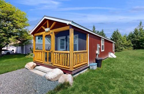 East Sullivan House | Cozy Cabin with Ocean and Mountain Views, Free Internet