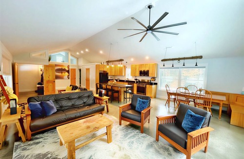 Campton Cabin | Cozy Cabin with Outdoor Shower, Fireplace, Games, Firepit and a Mountain View!