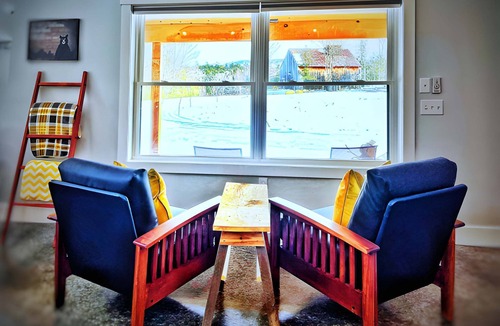 Campton Cabin | Cozy Cabin with Outdoor Shower, Fireplace, Games, Firepit and a Mountain View!