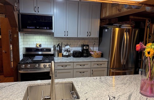 East Falmouth Cottage | Cozy Cape Cod cottage overlooking Jenkins Pond; with private beach & dock.