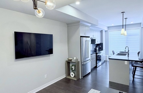 Oakville Apartment | Cozy & Central Apartment in Oakville w/Parking & Full Kitchen. Family-friendly