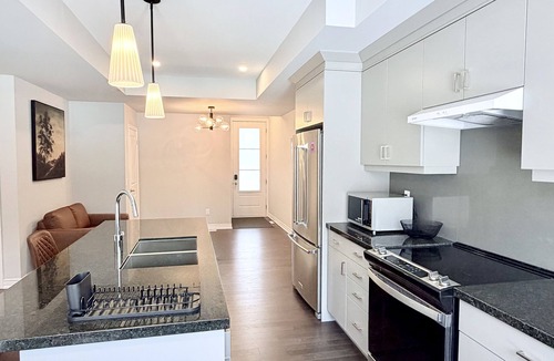 Oakville Apartment | Cozy & Central Apartment in Oakville w/Parking & Full Kitchen. Family-friendly