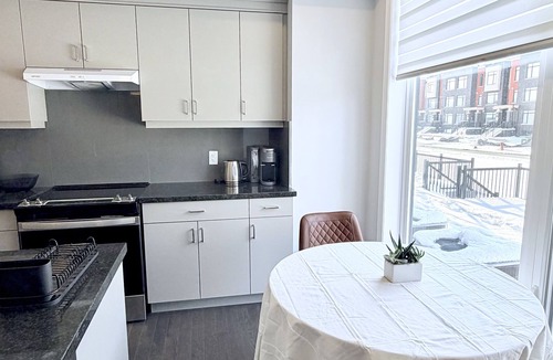 Oakville Apartment | Cozy & Central Apartment in Oakville w/Parking & Full Kitchen. Family-friendly