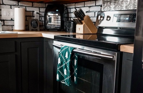 Lancaster Ski Chalet | Cozy Chalet – Mtn View+ Hot Tub+ Hike+ Santa's Vil