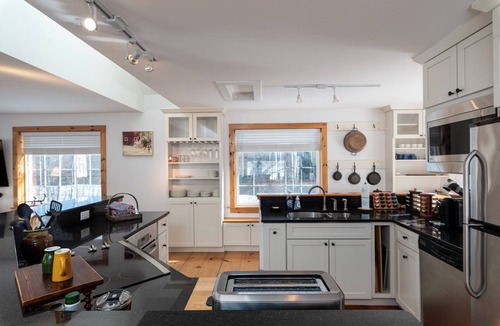 West Dover House | Cozy, charming cottage 7 mins from Mount Snow and Lake Whitingham