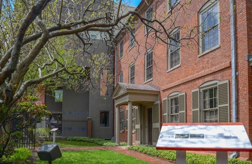 Old Port House | Cozy Comfort & Indoor Pool | Breakfast | 24h Fitness Center | Pet-Friendly