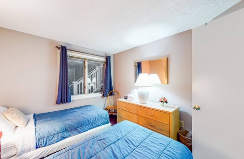 Stowe Area Condo | Cozy Condo with a Fireplace, Free WiFi, Shared Pool, Hot Tub, Tennis & Gym
