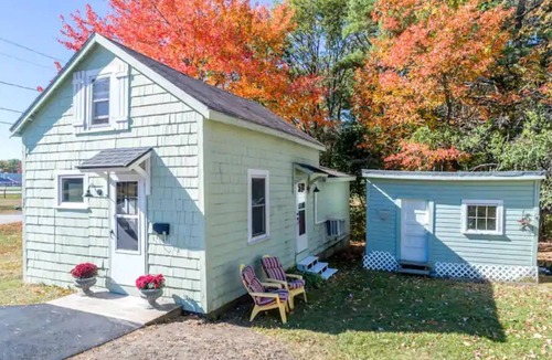 Freeport Cottage | Cozy Cottage in the heart of Freeport - 5 minute walk to outlets