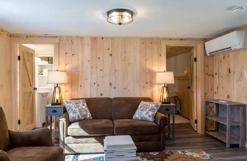 Freeport Cottage | Cozy Cottage in the heart of Freeport - 5 minute walk to outlets