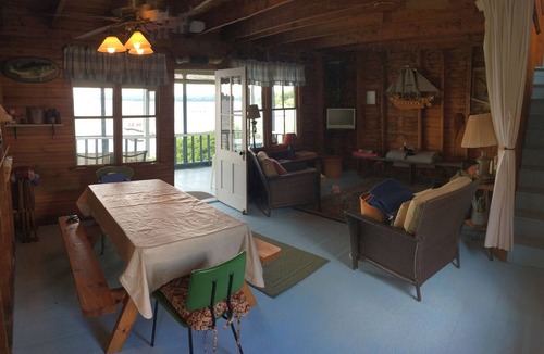 Colchester Cottage | Cozy cottage on beautiful sandy beach in Malletts Bay