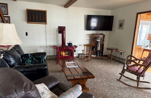 Crown Point House | Cozy cottage on Lake Champlain. 5 mins from Historic Site and Champlain Bridge.