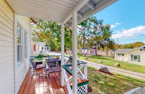 Hulls Cove House | Cozy cottage on the coast with deck, enclosed yard & kitchen - perfect location