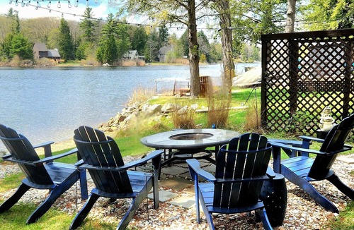 Otis Cottage | Cozy Cottage-Sunset On The Lake
