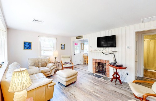 Mara Vista Cottage | Cozy cottage w/ private deck, yard & grill - walk to Great Pond & Bristol Beach