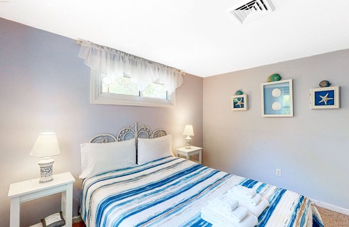 Mara Vista Cottage | Cozy cottage w/ private deck, yard & grill - walk to Great Pond & Bristol Beach