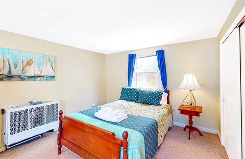 Mara Vista Cottage | Cozy cottage w/ private deck, yard & grill - walk to Great Pond & Bristol Beach