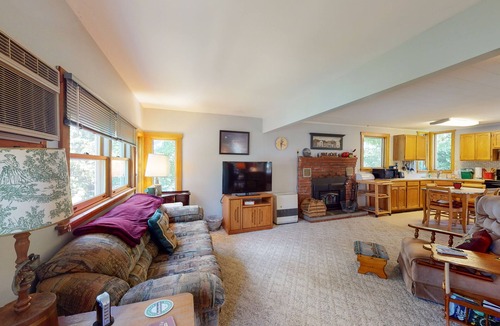 South Hero Cottage | Cozy Cottage with Dock, Kayaks, & Canoe - Come Enjoy Lakeside Living