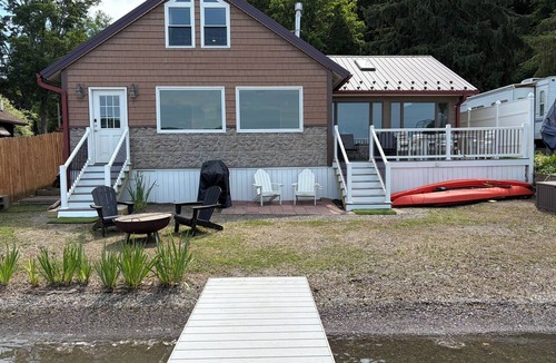 Pulteney Cottage | Cozy Cove lakefront 3-bedroom with dock and flat parking in Pulteney NY