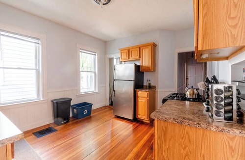 Spring Hill House | Cozy Davis SQ 4BDs/Free Parking/7 Min to Harvard & MIT/5 Min Walk-Train Station