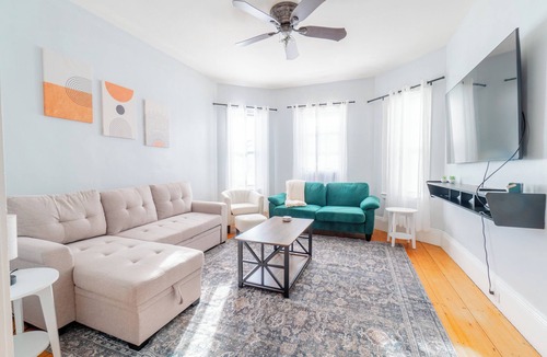 Spring Hill House | Cozy Davis SQ 4BDs/Free Parking/7 Min to Harvard & MIT/5 Min Walk-Train Station