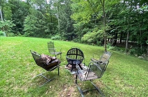 East Arlington House | Cozy dog-friendly home on 3 acres, pellet stove, deck, firepit, projector, w/d,