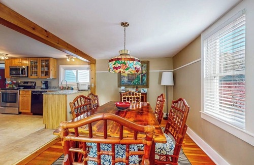 Dorset House | Cozy dog-friendly home, fenced yard, gas fireplace, BBQ, wifi, partial a/c, w/d