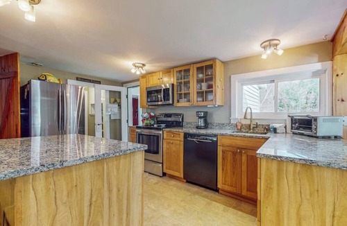 Dorset House | Cozy dog-friendly home, fenced yard, gas fireplace, BBQ, wifi, partial a/c, w/d