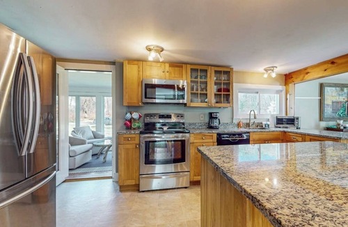 Dorset House | Cozy dog-friendly home, fenced yard, gas fireplace, BBQ, wifi, partial a/c, w/d