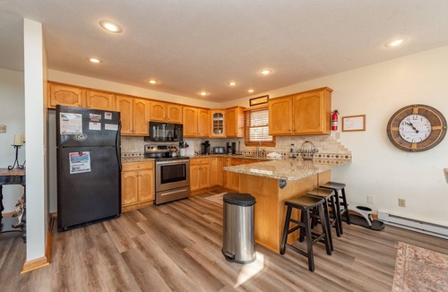 McHenry House | Cozy Dog Friendly Mountain Getaway w/Hot Tub