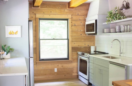 Stowe Hollow Ski Chalet | Cozy, family-friendly chalet near hiking and skiing. Pet-friendly.