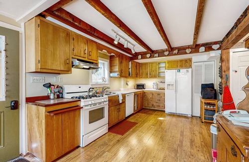 Chester House | Cozy farmhouse w/TV, wifi, w/d, dvd player, kitchen, board games
