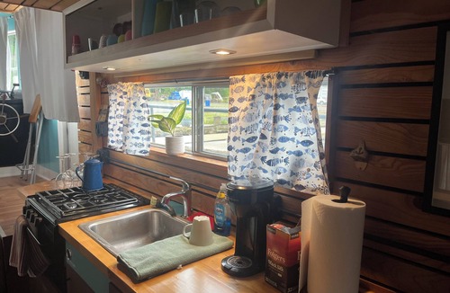Connelly Boat Rental | Cozy Floating Retreat on Rondout Creek