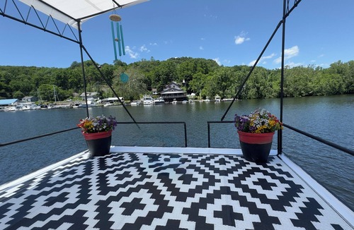 Connelly Boat Rental | Cozy Floating Retreat on Rondout Creek