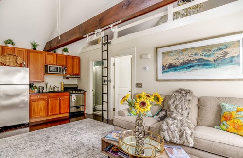 Bellevue Avenue Historic District House | Cozy guest cottage located off historic Bellevue Ave walking distance everywhere