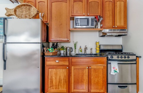 Bellevue Avenue Historic District House | Cozy guest cottage located off historic Bellevue Ave walking distance everywhere