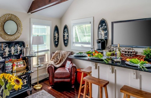 Bellevue Avenue Historic District House | Cozy guest cottage located off historic Bellevue Ave walking distance everywhere